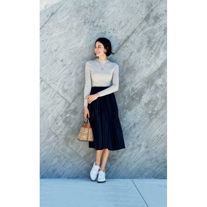 ニット(アクリスジャパン〈アクリス〉)、スカート(ストラスブルゴ〈ストラスブルゴ〉)、ピアス・ネックレス・リング(TASAKI)、バッグ(エリオポール代官山〈ザンケッティ〉)、靴(ブラミンク〈フラテッリジャコメッティ〉) 撮影/生田昌士(hannnah) BY:『Precious4月号』小学館、2020年