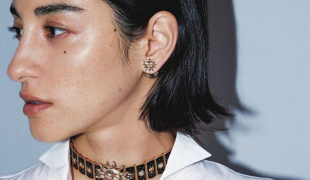 アキディオール　コスチュームジュエリーピアス ディオール23年秋冬アクセサリー、ピンクトーンの“D.I.O.R.