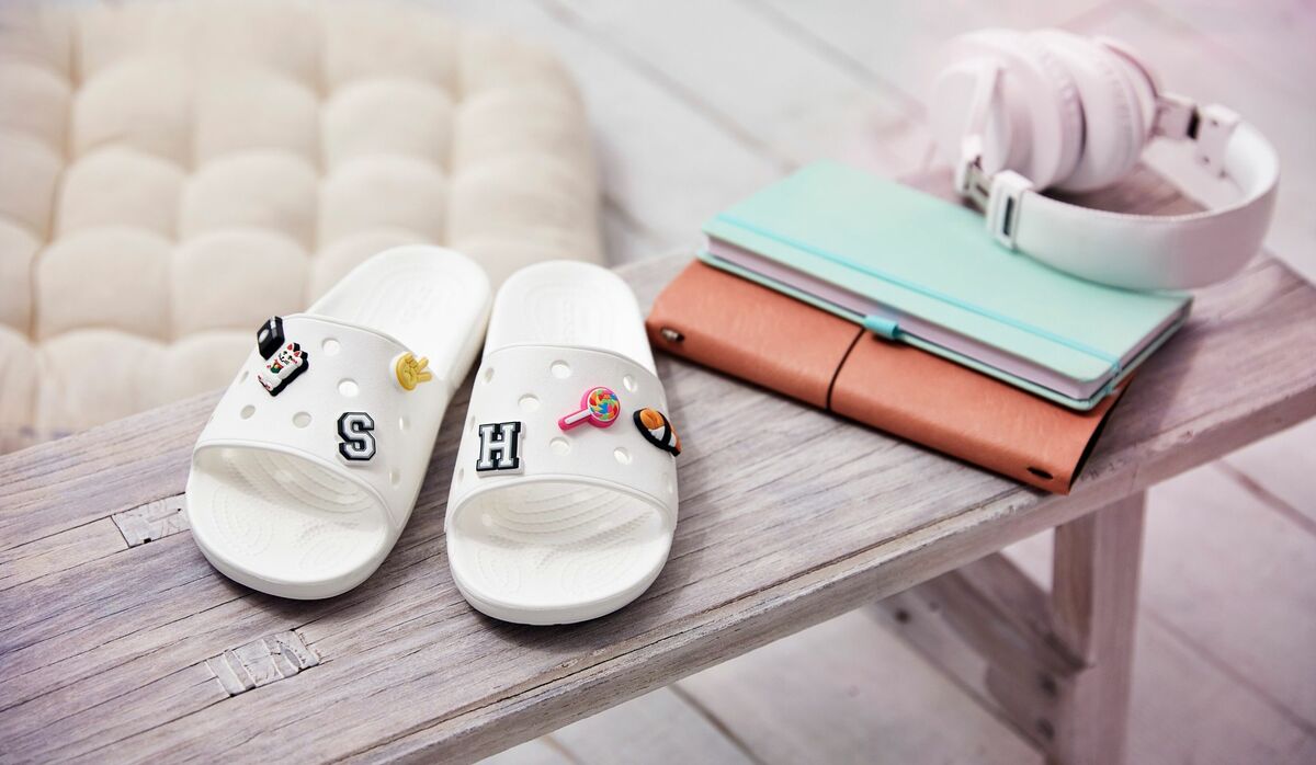チャームの着脱が楽しい＆ご近所用に最適！クロックスから新作サンダル