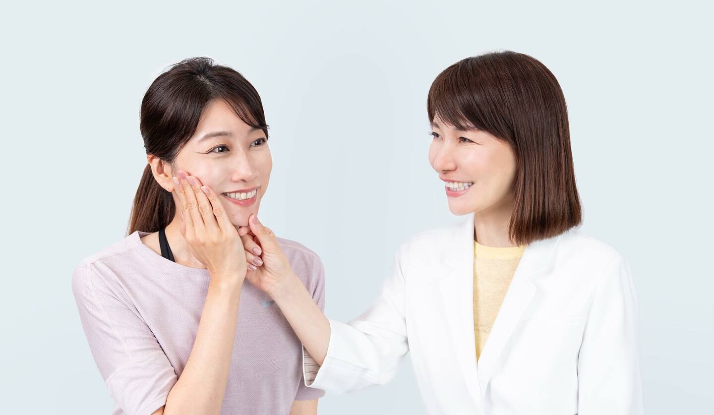 二人の女性 舌トレーニングの指導をしている