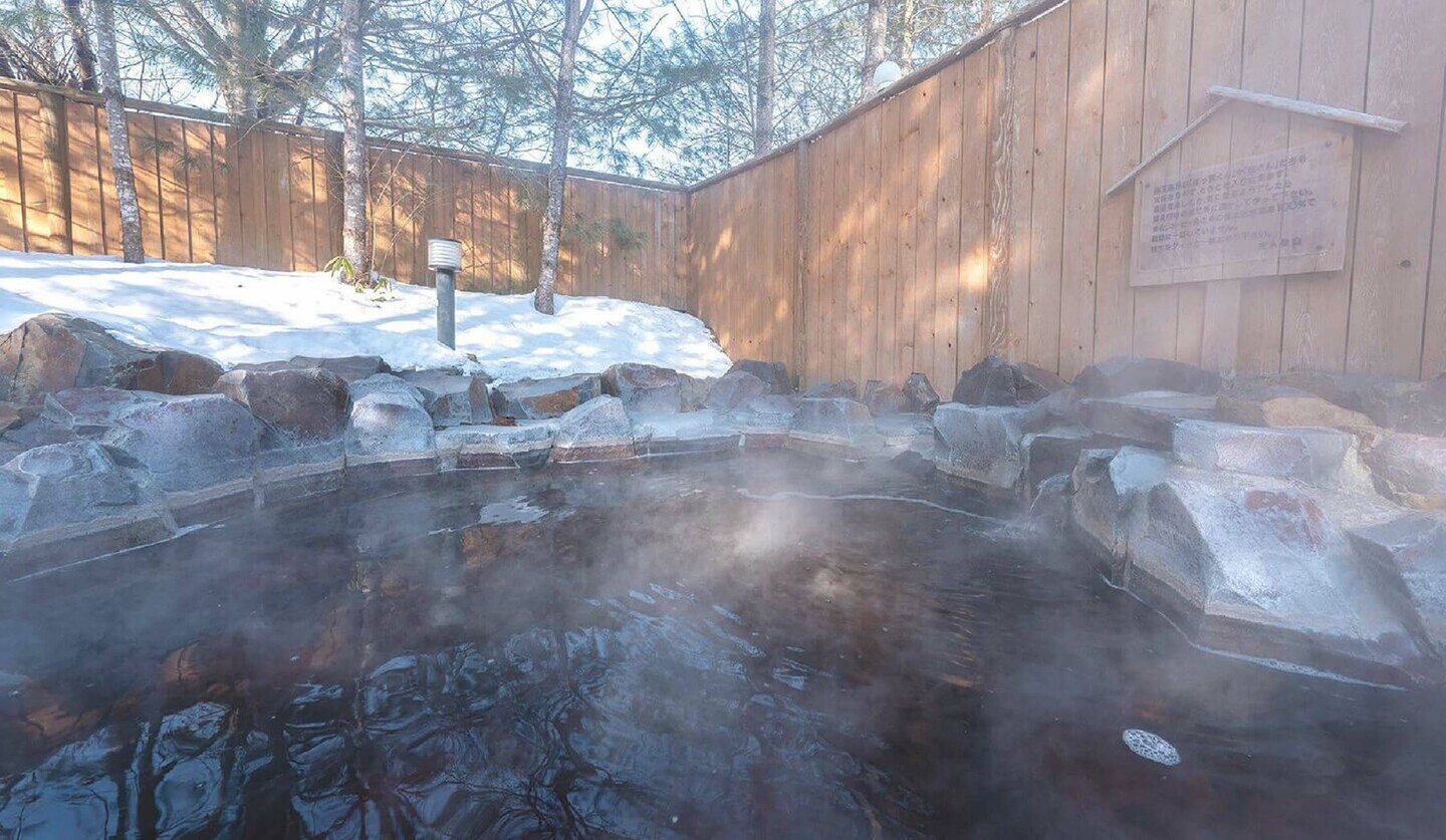 道東・鶴居村にある「ホテル タイト(HOTEL TAITO)」の冬の露天岩風呂