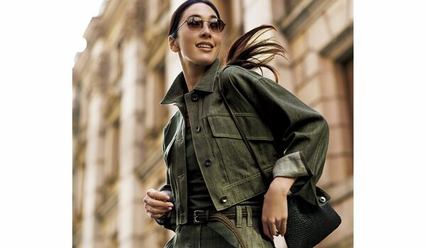 自由な気分に包まれるしなやかな「ブルネロ クチネリ」のデニムスリーピース｜どんなときも凛としてエレガントに