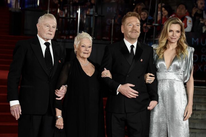 左から共演のデレク・ジャコビ、ジュディ・デンチ、ミシェル・ファイファーと。