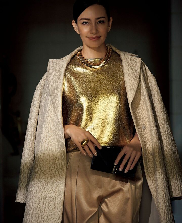 ファビアナ フィリッピのコートを肩掛けしたモデルのRINAさん