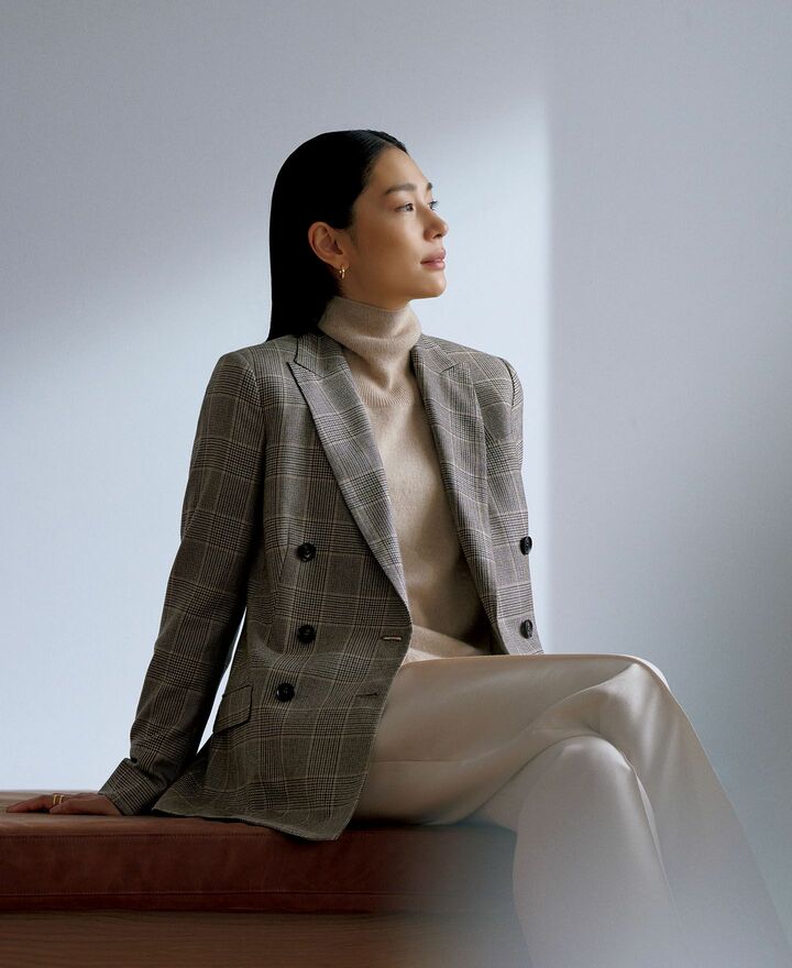 「キートン」のカシミアジャケットを着用したモデルの大塚まゆかさん