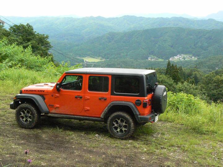 青木湖を見下ろすゲレンデをラングラー・アンリミテッド・ルビコンで一気に下る。スクエアなボディの見切りの良さもオフロードでのストレスを軽減する。