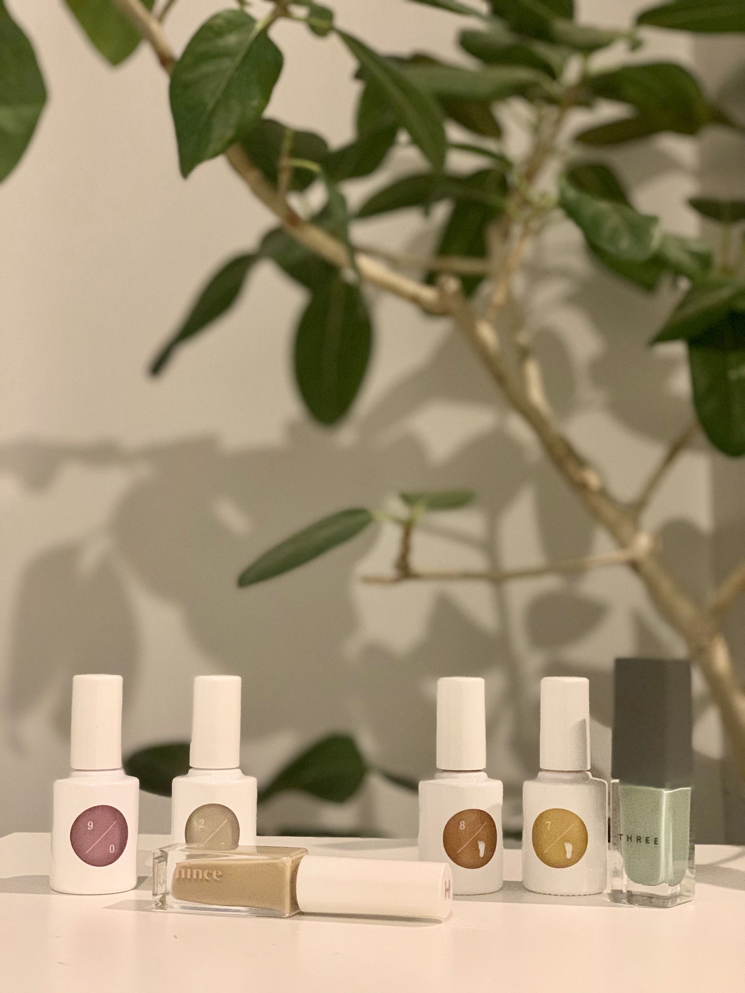 (左から)uka color base coat zero 9/0 ¥2,200、同 beige study two 2/2 ¥2,420、hince グロウアップネイルカラー ニューヌード ¥1,375、uka pedicure study 8/pedi ¥2,420(5月19日限定発売)、uka pedicure study 7/pedi ¥2,420(5月19日限定発売)、THREE ネイルポリッシュ 118 ¥1,980