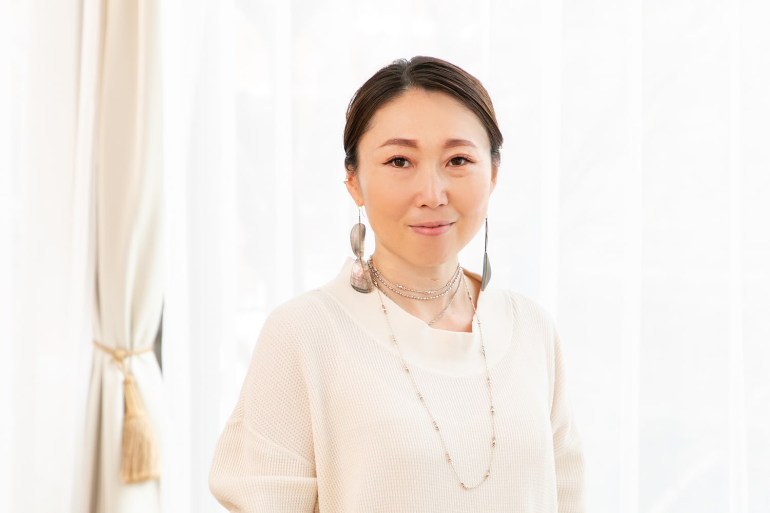 BEAUTRIUM南青山店の店長・久住桃子さん。久住さんが40代の方に取り入れてもらいたいのが、ヘッドスパだそう。「髪質の変化を感じ始める40代は、トリートメントだけでなくヘッドスパも定期的に取り入れると、仕上がりのボリュームが断然変わります。トップのボリュームダウンを感じる方には、とくにおすすめです」Instagramアカウント@beautrium_minamiaoyama