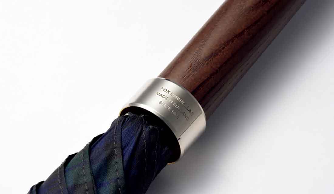 閉じたときに傘骨が広がらないようにするリング状のロック部分は、ステッキとして使用する際に重宝する。