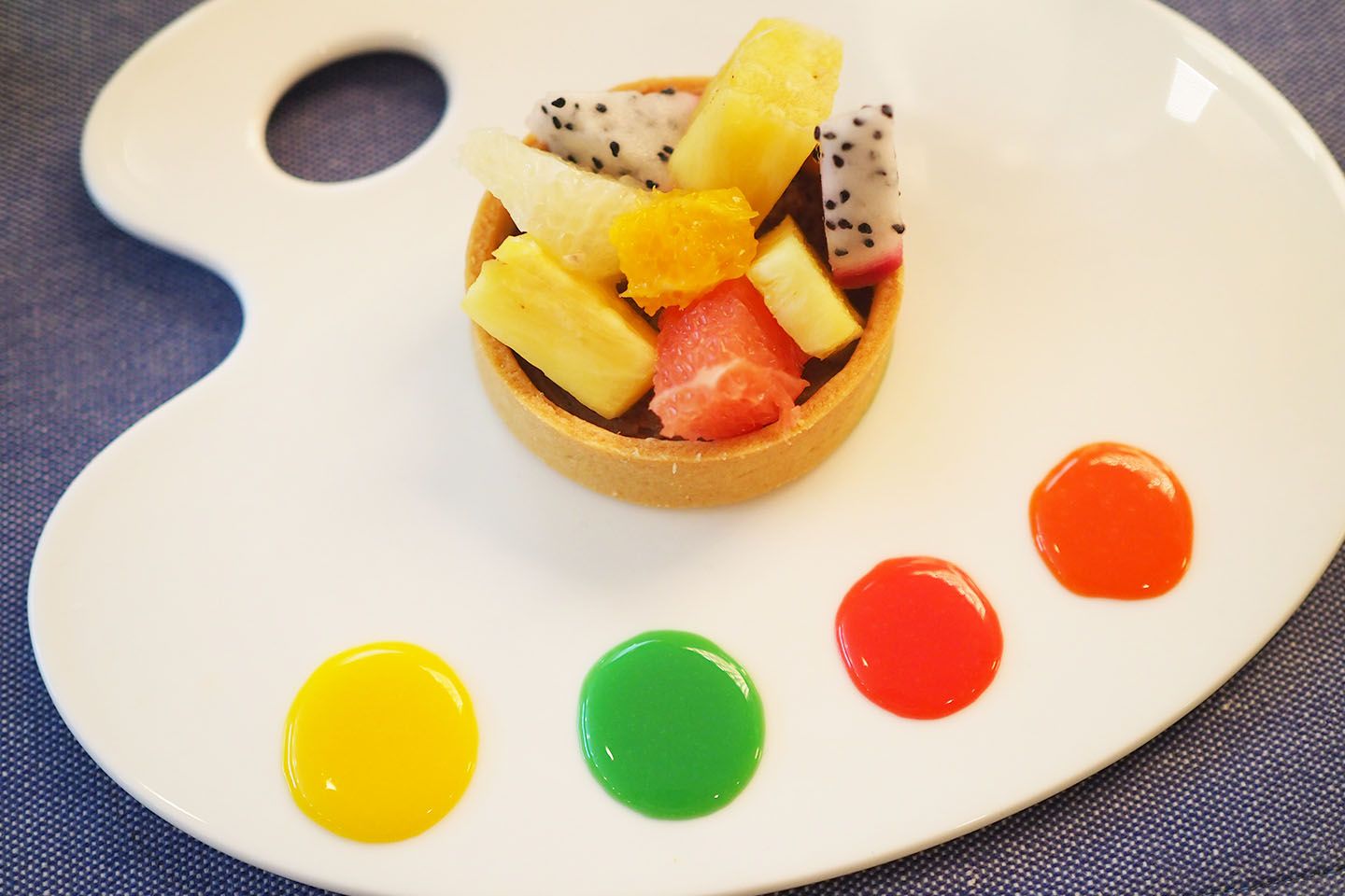 自分でつくれるフルーツタルトはベースが3種類(チョコレート、バニラクリーム、ベリークリーム)から選べるうえ、パレット風のお皿があるのでデコレーションにもついこだわってしまいそう。