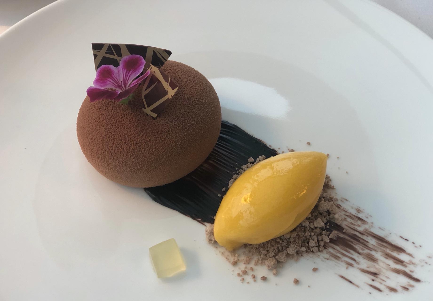 見た目の美しさ、細部にまでこだわったチョコレートのデザートは繊細な味