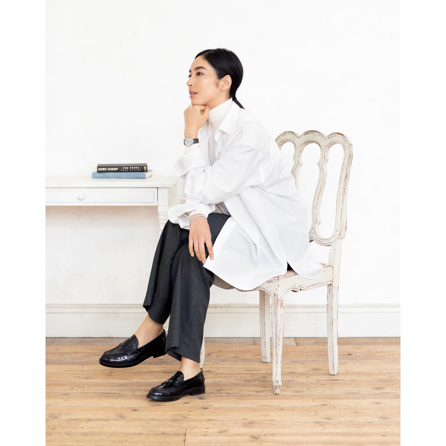 シャツ_1,ニット_1,ワイドパンツ_1,時計_1,ピアス_1,ブレスレット_1,靴_1