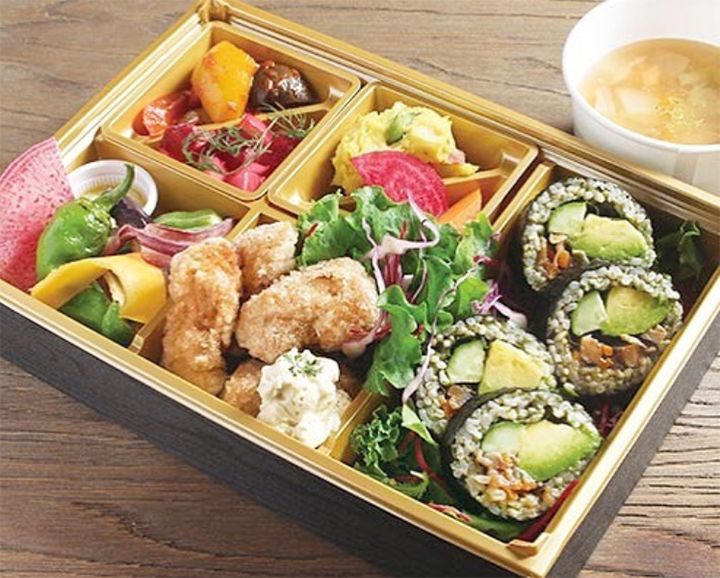 本日のデリ3種、野菜のベジバーニャカウダ、SOYミート唐揚げ、ピクルス、アボカド入り玄米巻き寿司。オプションでスープも付けられる『プレミアム ベジ玄米弁当』 ¥2,160