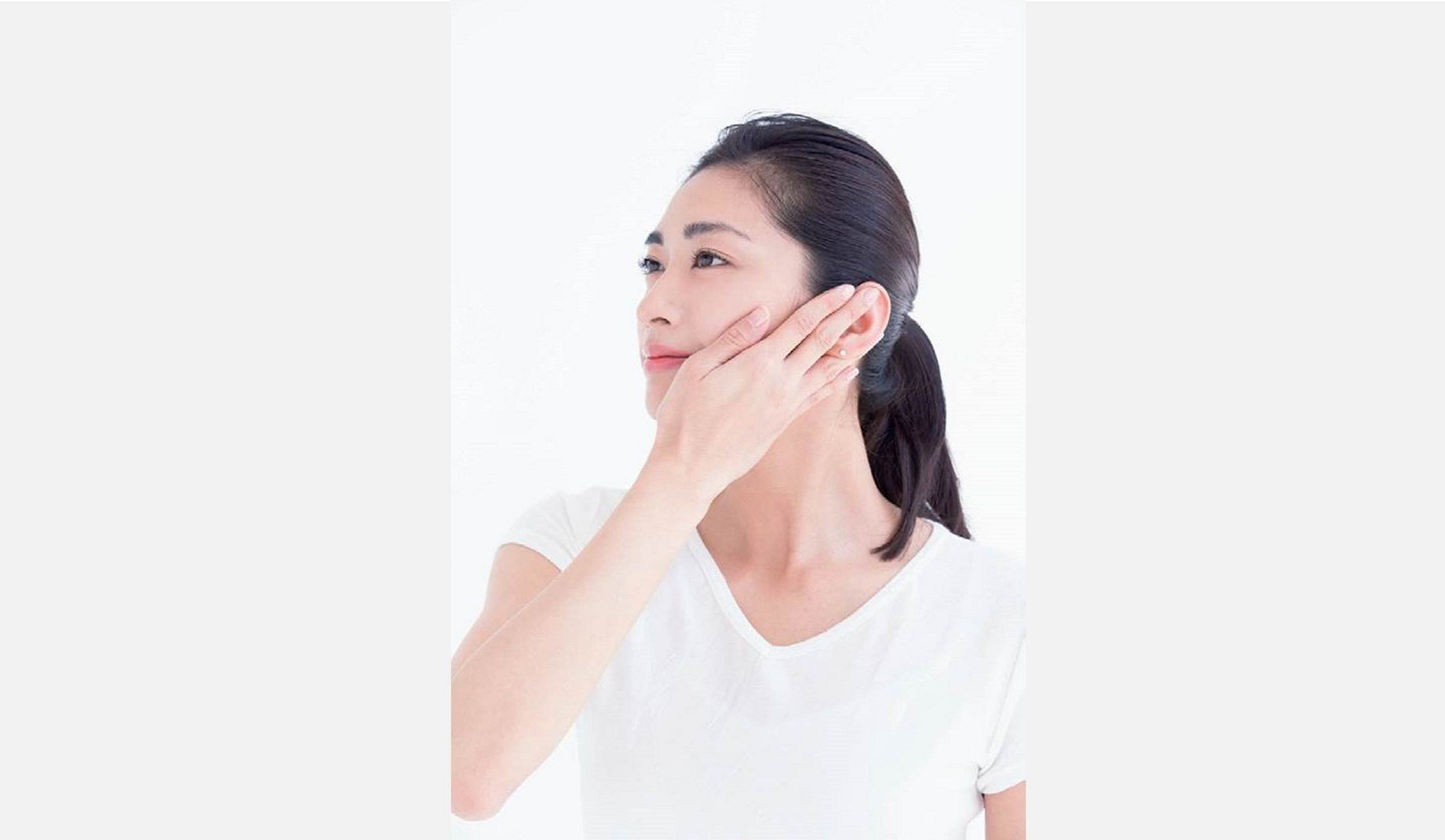 振り子ケア 頬を包むように手のひらを添える