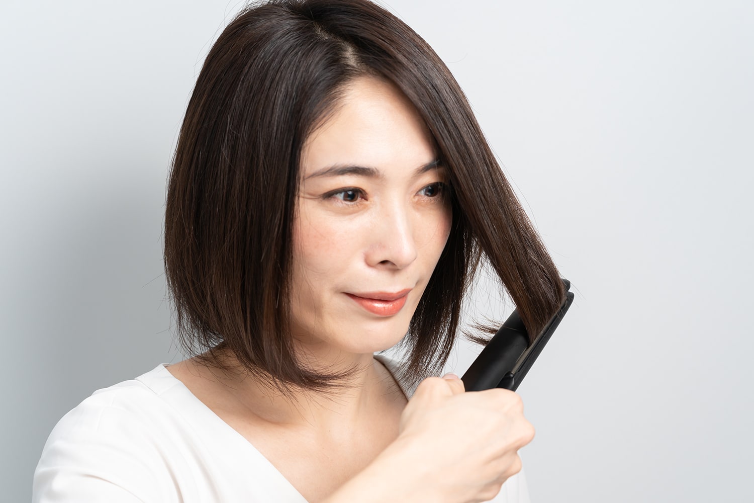 同じように両サイドから後頭部にかけてストレートアイロンを通す。
