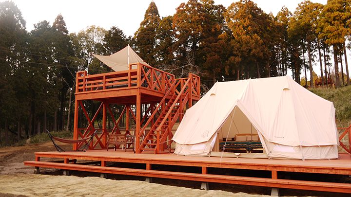 1日2組限定で、見晴らし抜群の2階建てウッドデッキの付いた「ヴィラ」