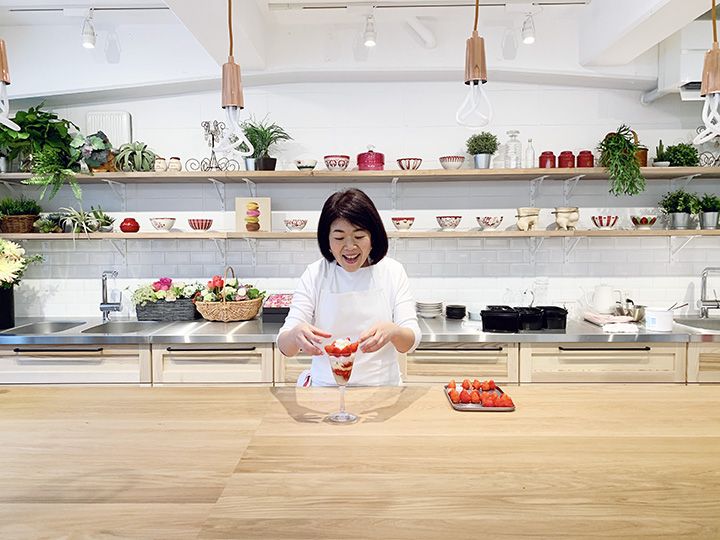 小林さんがパフェをつくる工程を間近で見ることができる