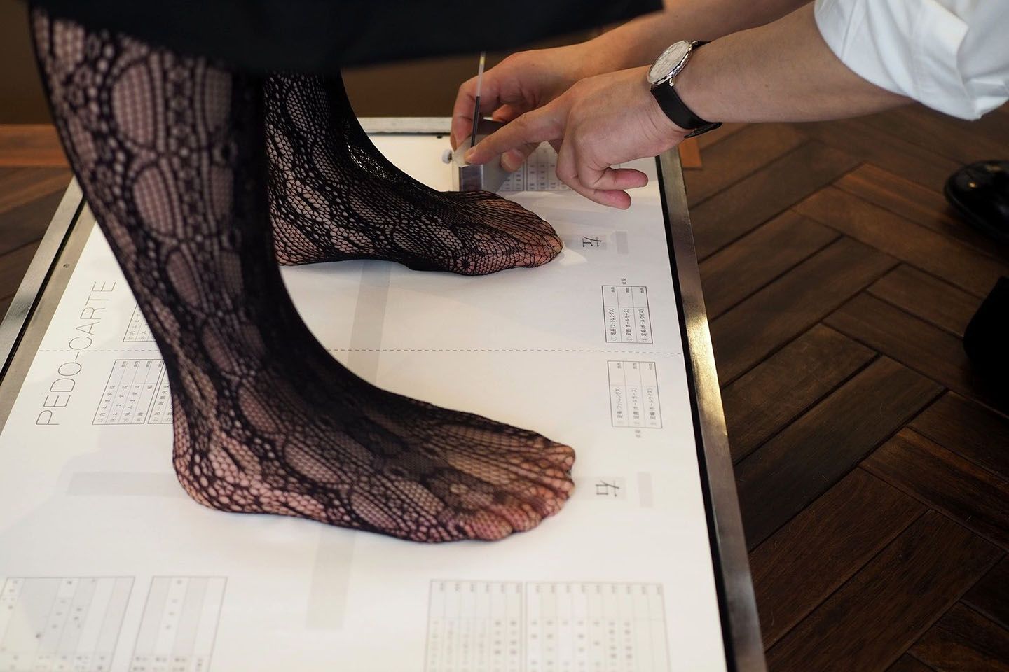 私はパンプスを履く際はストッキングよりもレースのタイツが好きなので、こちらで計測。