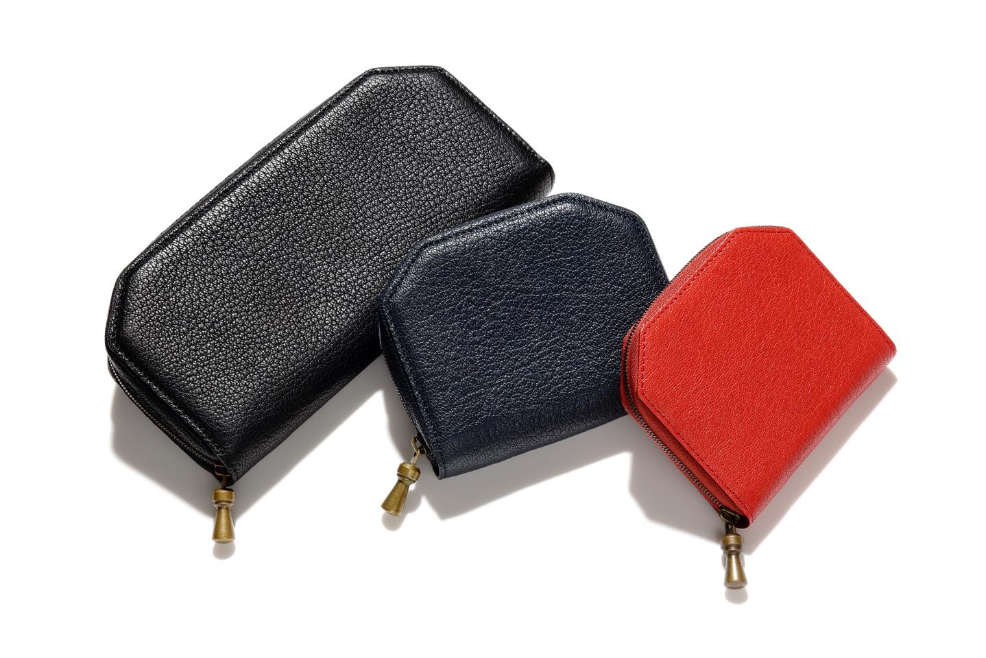 ウォレット(左)【W21×H10×D3cm】¥51,000・(中)【W12.5×H10×D3.5cm】¥39,000・(右)【W10.8×H9×D1.8cm】¥31,000(ポスタルコ 京橋店)