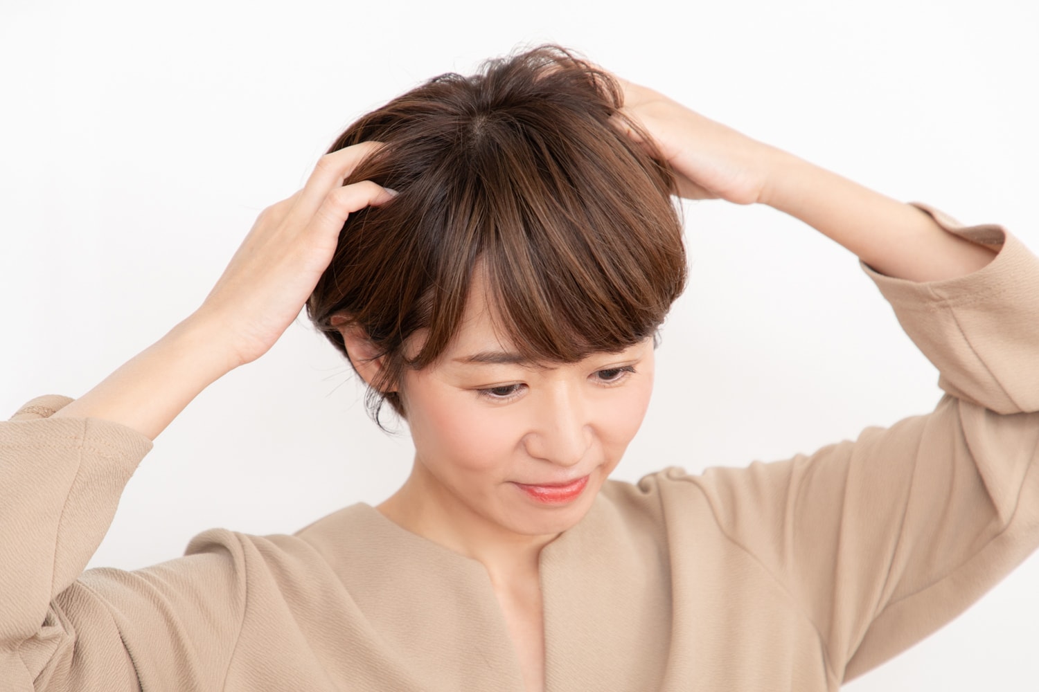 ややセット力のあるソフトワックスを10円玉くらい手に取り、手のひらにのばす。全体にもみ込んで、ふんわりとさせる。