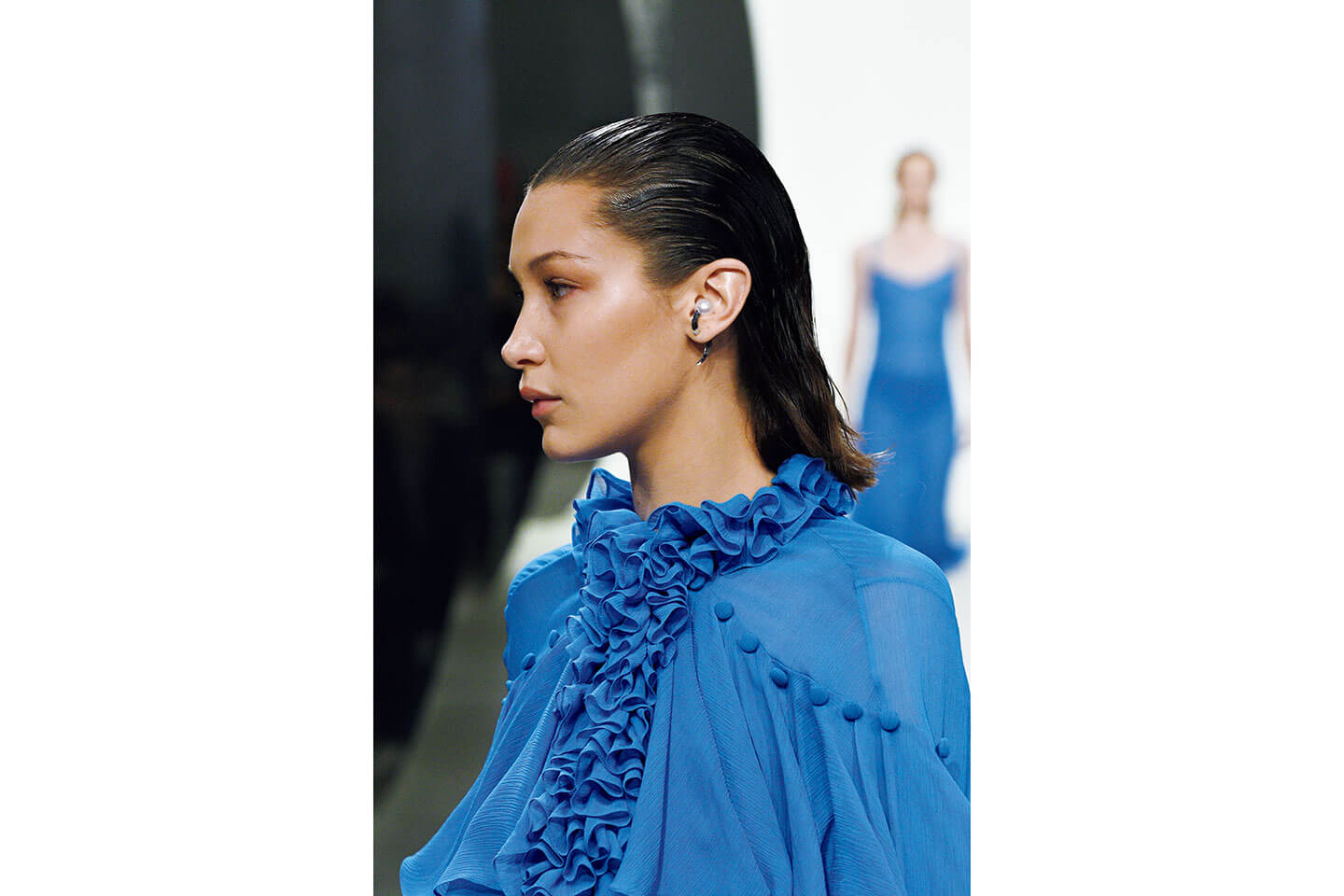 プラバルが初めて手がけた『TASAKI Atelier』のファーストコレクションを、自身のブランドの2018春夏N.Y.コレクションのランウェイで発表。 写真は、大ぶりの南洋真珠が耳の中に入るようデザインされた『ブイ』シリーズのピアスを合わせた鮮やかなブルーのブラウスのルック。 ファッションとジュエリーの新しいハーモニーで魅せるクリエーションは喝采を浴びた。