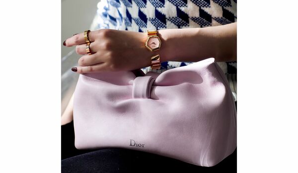 【2026春・最新バッグ】マチュアな甘さと幸福感が香る大人の手元を演出する「ディオール」ピンクのバッグ＆ジュエリーコーディネート