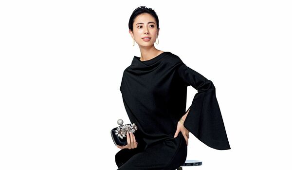 12/7 Sun|「マメ クロゴウチ」の構築的なリトルブラックドレスなら、気の置けない友人とのディナーにぴったり!【365日コーディネート】