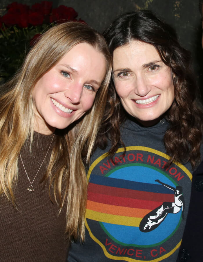 右は、イディナ・メンゼル。