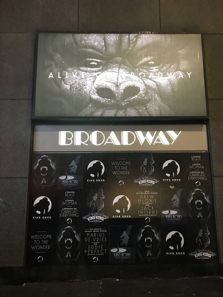 モノクロのシルエットでもキング・コングだとわかる、ビルボード／筆者撮影