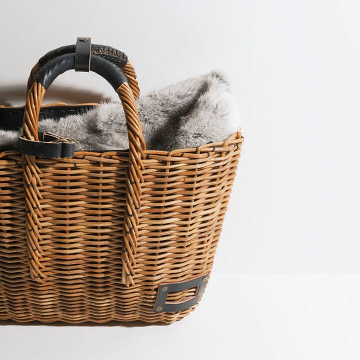 「かごバッグ」かわいさ、カジュアルさというよりもクラシックな要素を司るアイテムが、リタさんにとってのかごバッグ。だからこの「エバゴス」をはじめ「カパフ」など、かちっとしたつくりとグッドガールな雰囲気を併せもつものをセレクト。いくつあっても、まだまだ欲しい！ bag：eb.a.gos　［2016年Oggi12月号］　撮影／佐藤 彩