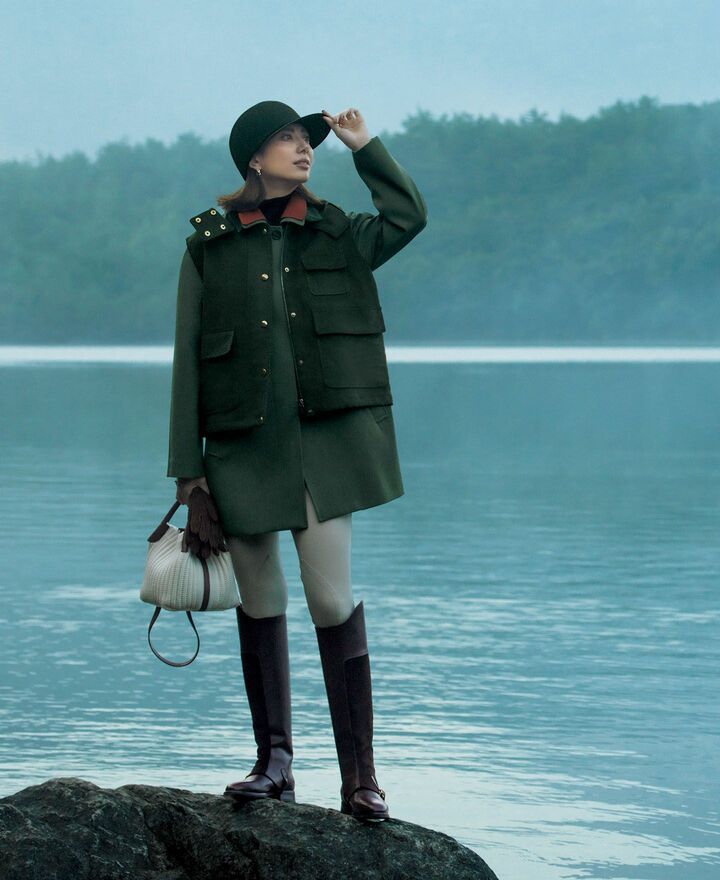 ロロ・ピアーナのウエアを着用したモデルの土屋巴瑞季さん