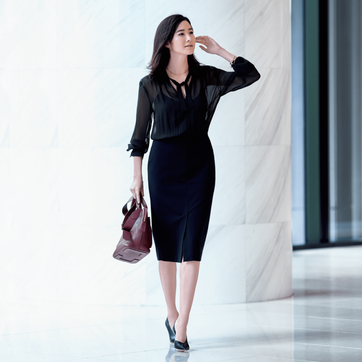 ワンピース￥97,000・バッグ￥144,000（マックスマーラ ジャパン〈マックスマーラ〉）、ネックレス［長・1連］￥71,000・［短・2連］￥81,000・ブレスレット￥310,000・バングル￥184,000［すべて予価］（ティファニー・アンド・カンパニー・ジャパン・インク）、靴￥84,000（JIMMY CHOO）