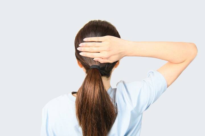 片手で後頭部を支える