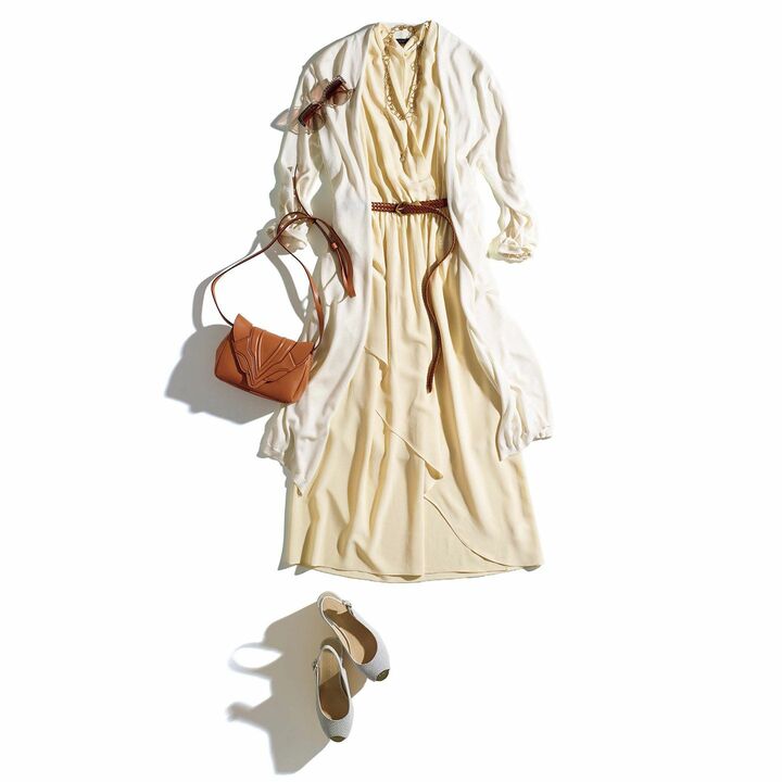 大人のかわいらしさがさりげなくひそむ絶妙トリコロールです。ドレープが美しいラップワンピースはゴージャスなミモレ丈になっています。縁どるようにカーディガンを重ねると、極上のグラデーションを演出できます。カーディガン￥49,000（コロネット〈アバティ〉）、ワンピース￥64,000（VINCE 表参道店）、ベルト￥19,000（アマン〈アンボワーズ〉）、サングラス￥53,000（ケリング アイウエア ジャパン〈ボッテガ・ヴェネタ〉）、マッティオリのネックレス［短］￥870,000・アルテミス・ジョイエリのネックレス［長］￥270,000・［チャーム］￥420,000（アルテミス・ジョイエリ）、バッグ￥74,000（サードカルチャー〈エレナ ギセリーニ〉）、靴￥63,000（JIMMY CHOO）