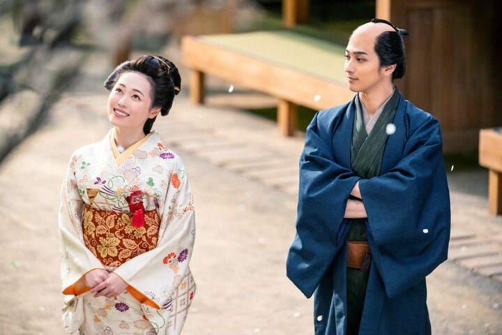 武家の女性の装いをした誰袖(福原遥さん)。その表情はやわらかく、美しい。これは…!(C)NHK