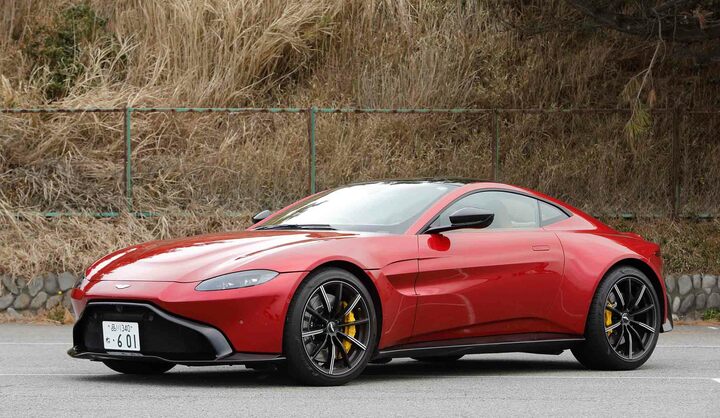 ボンネット下に収まるV8エンジンは前輪軸より後ろの低い位置に搭載される。いわゆるフロントミッドシップと呼ばれるレイアウトをとる。