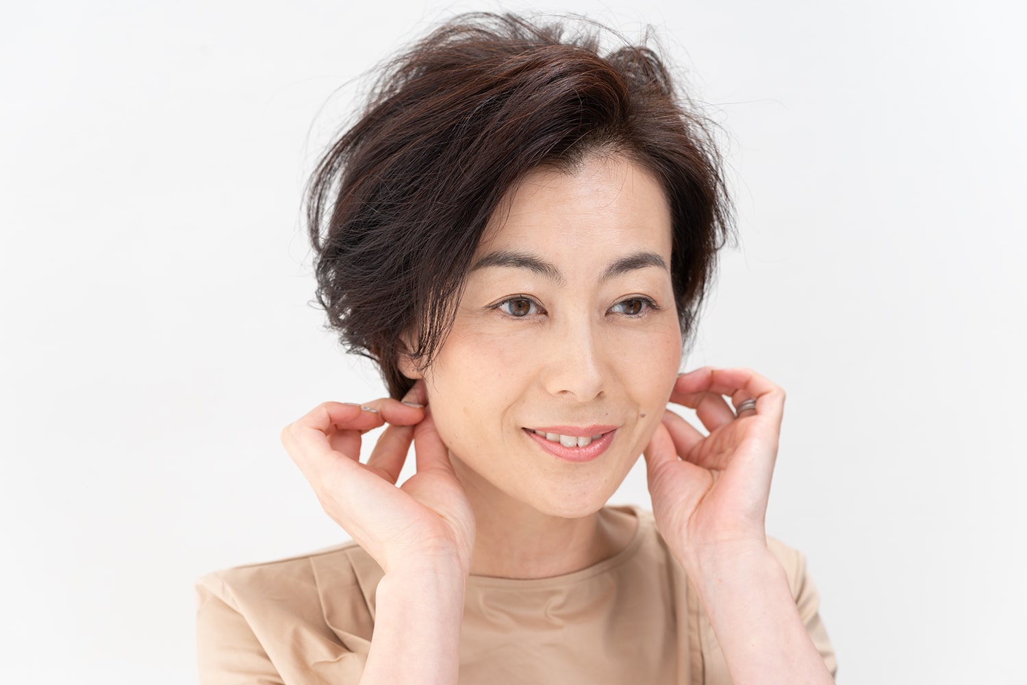 指先に残ったワックスで、襟足をタイトに収める。場合によっては少しハネさせても◎。