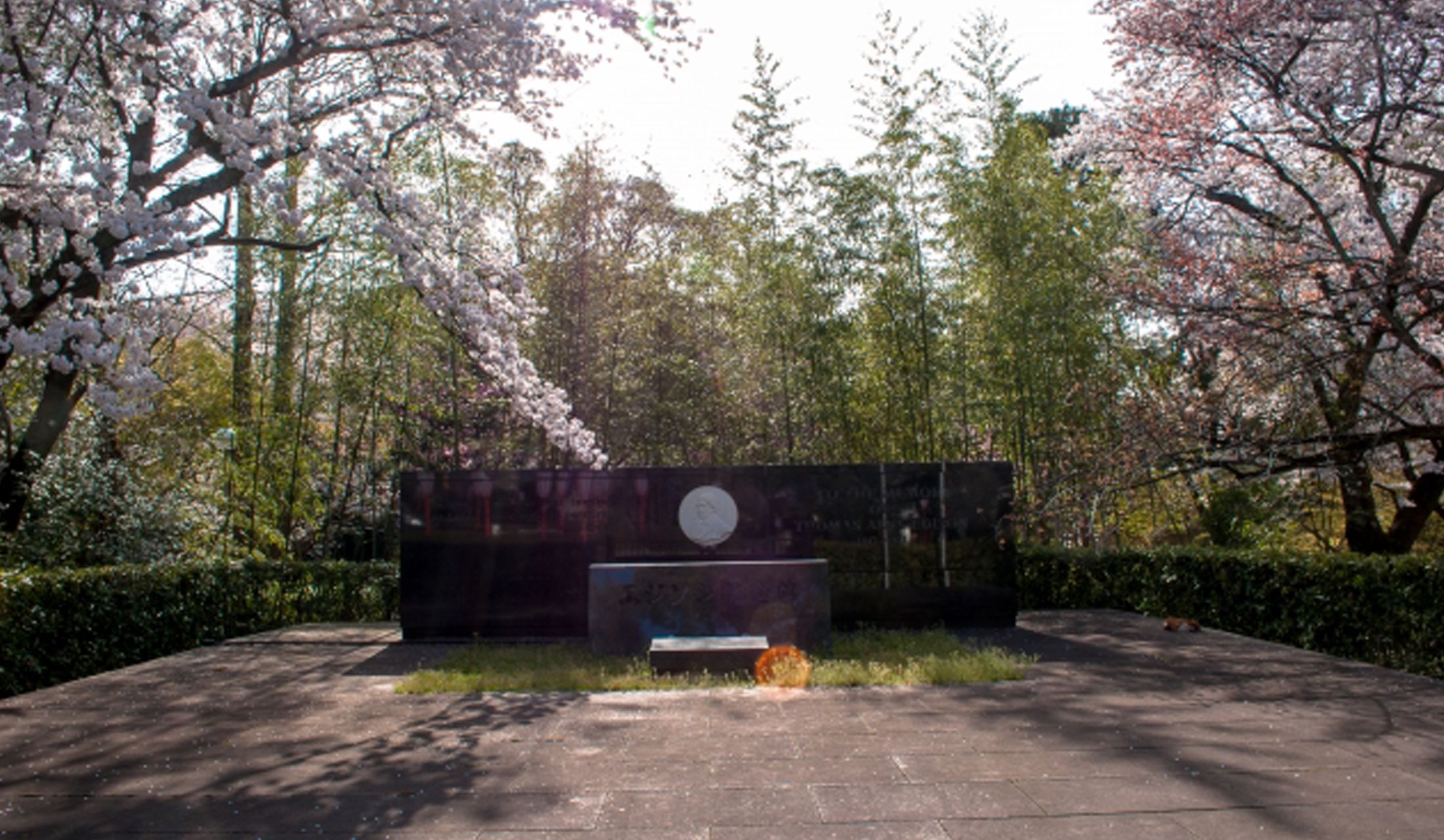 京都の石清水八幡宮に設置された、エジソン記念碑。