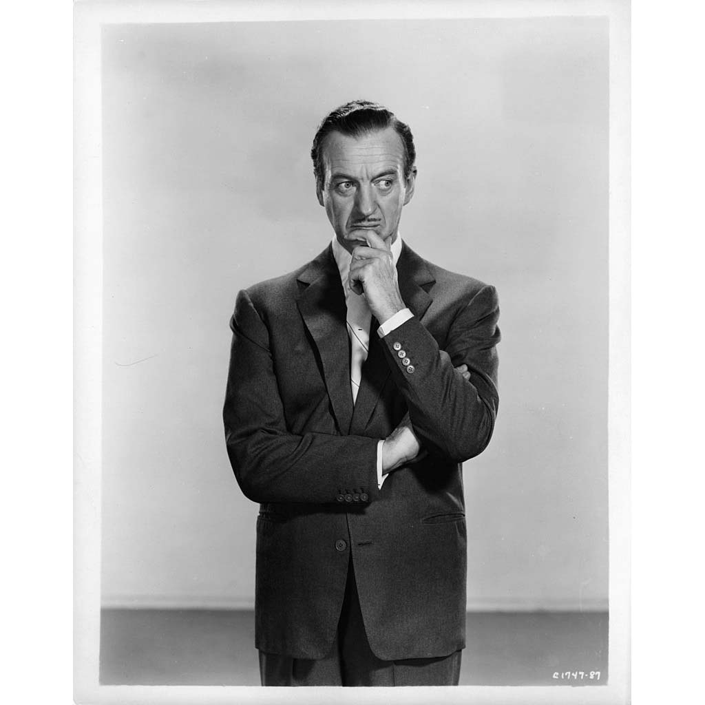 ハリウッドで認められた英国紳士のスタイル。1910~1983年。アメリカに渡り、'30年代に俳優デビュー。役者としては長く伸び悩んだが、知性とユーモアを兼ね備えた風貌や演技で徐々に人気を博し、『旅路』('58)でアカデミー主演男優賞を獲得。小粋な口ひげや優雅なスーツ姿も相まって、典型的な英国紳士役なら右に出る者はないと評された。写真:Album/アフロ