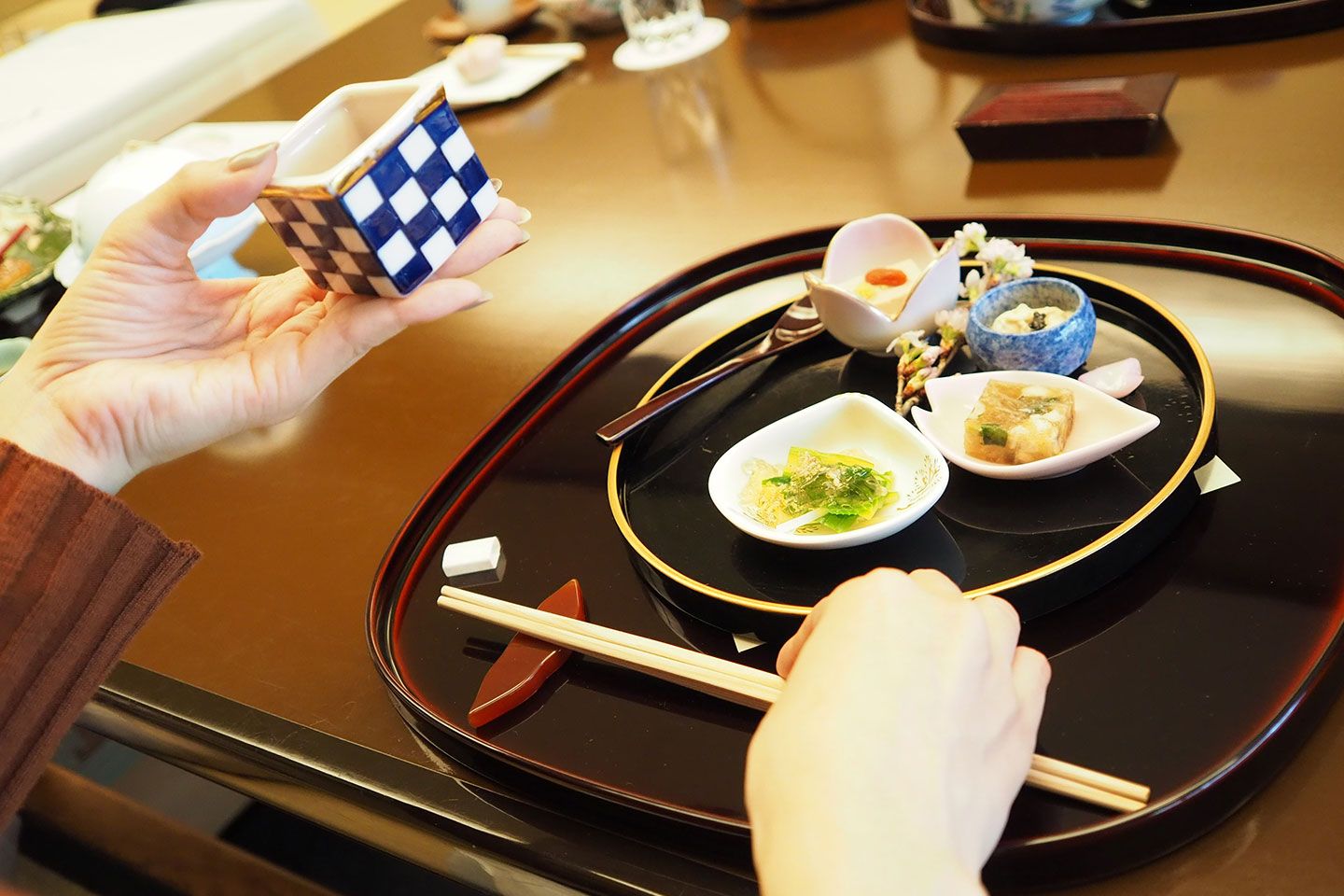 お箸を持ったまま、そのまま次の器を左手で取るのはNGです。