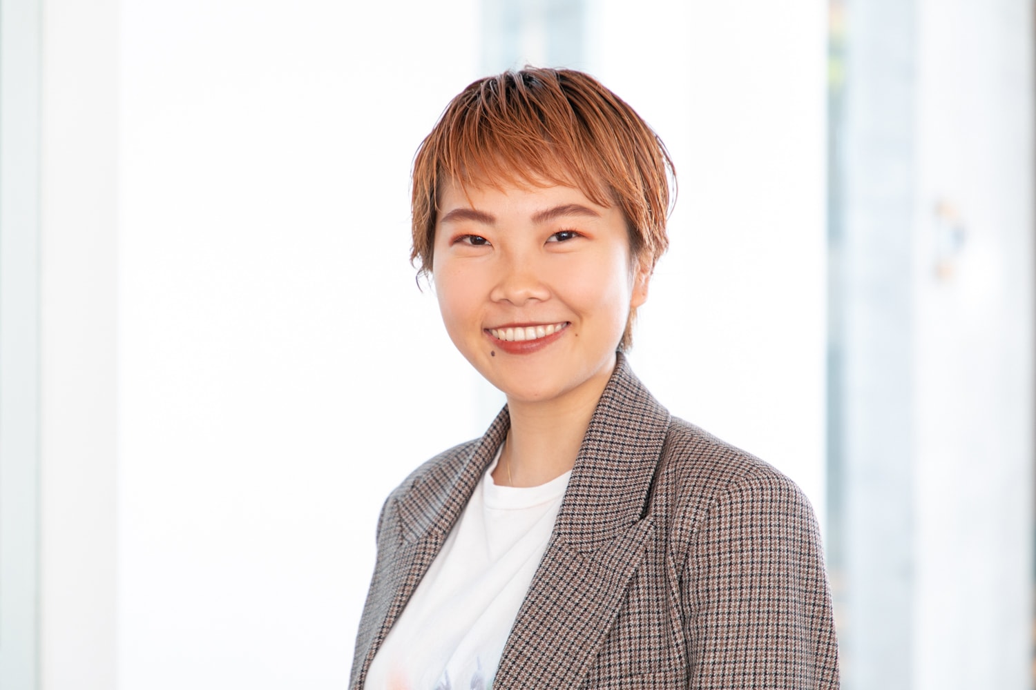 kakimoto arms 新宿店 スタイリスト・野村友理香さん。趣味はお笑い番組を見ることだという野村さん。「録りためたお笑い番組を、帰宅後に見るのが日課です。最近ハマってる芸人さんはEXIT。おすすめの芸人さんがいたら、ぜひ教えてください!」Instagramアカウント@muuuran56