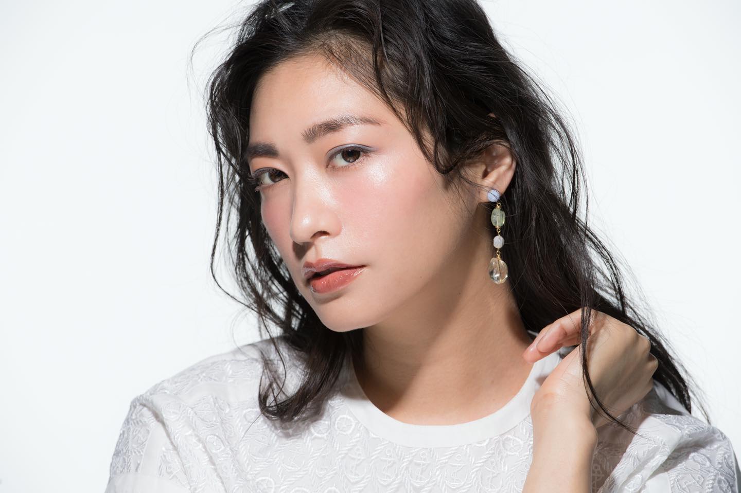 トップス¥32,000(MOGA) イヤリング¥14,000(ドレスアンレーヴ〈ラ・キアーヴェ〉) リング¥93,000(ウノアエレ ジャパン〈ウノアエレ〉)