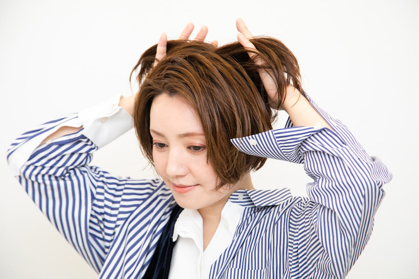 グロスとオイルを手のひらにのばし、襟足から上に向かって指をとおしてなじませる。軽く整えて完成。