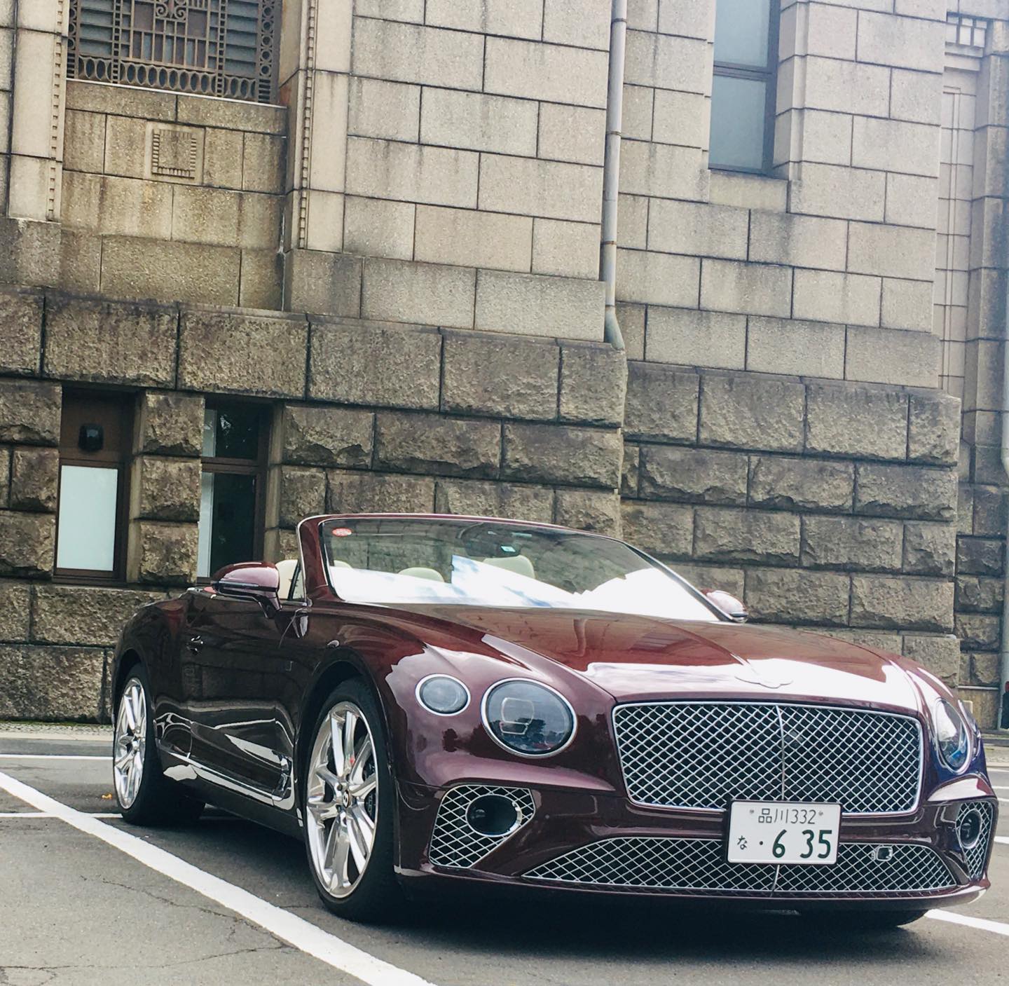 こちらもベントレー「コンチネンタルGTコンバーチブル」。ボルドー系の車体色とアイボリーの内装でコーディネートされた、上品な1台。