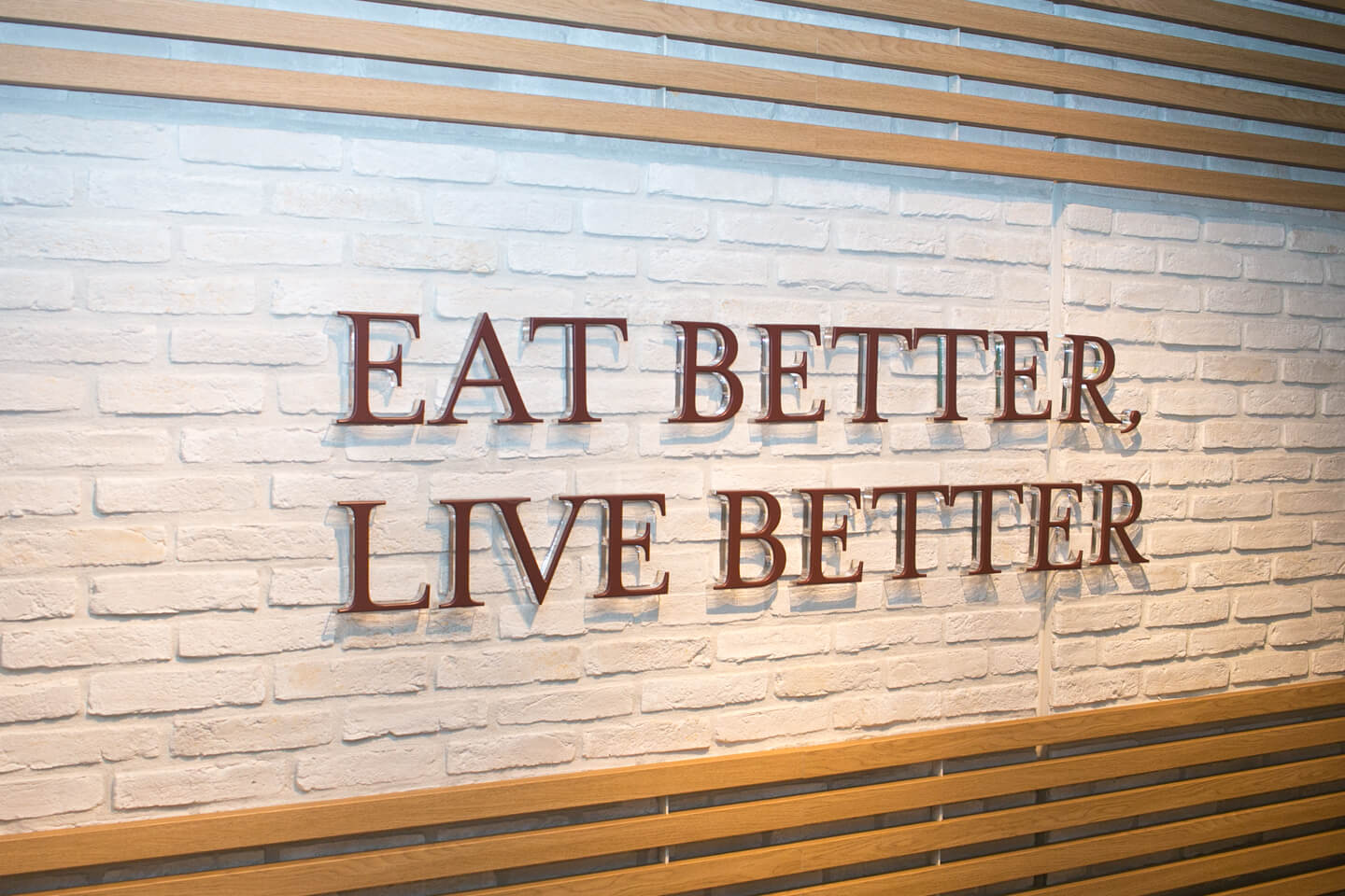 「EAT BETTER, LIVE BETTER」=「よりよい食は、よりよく生きることだ」。壁には「イータリー」の精神を表す言葉が掲げられています