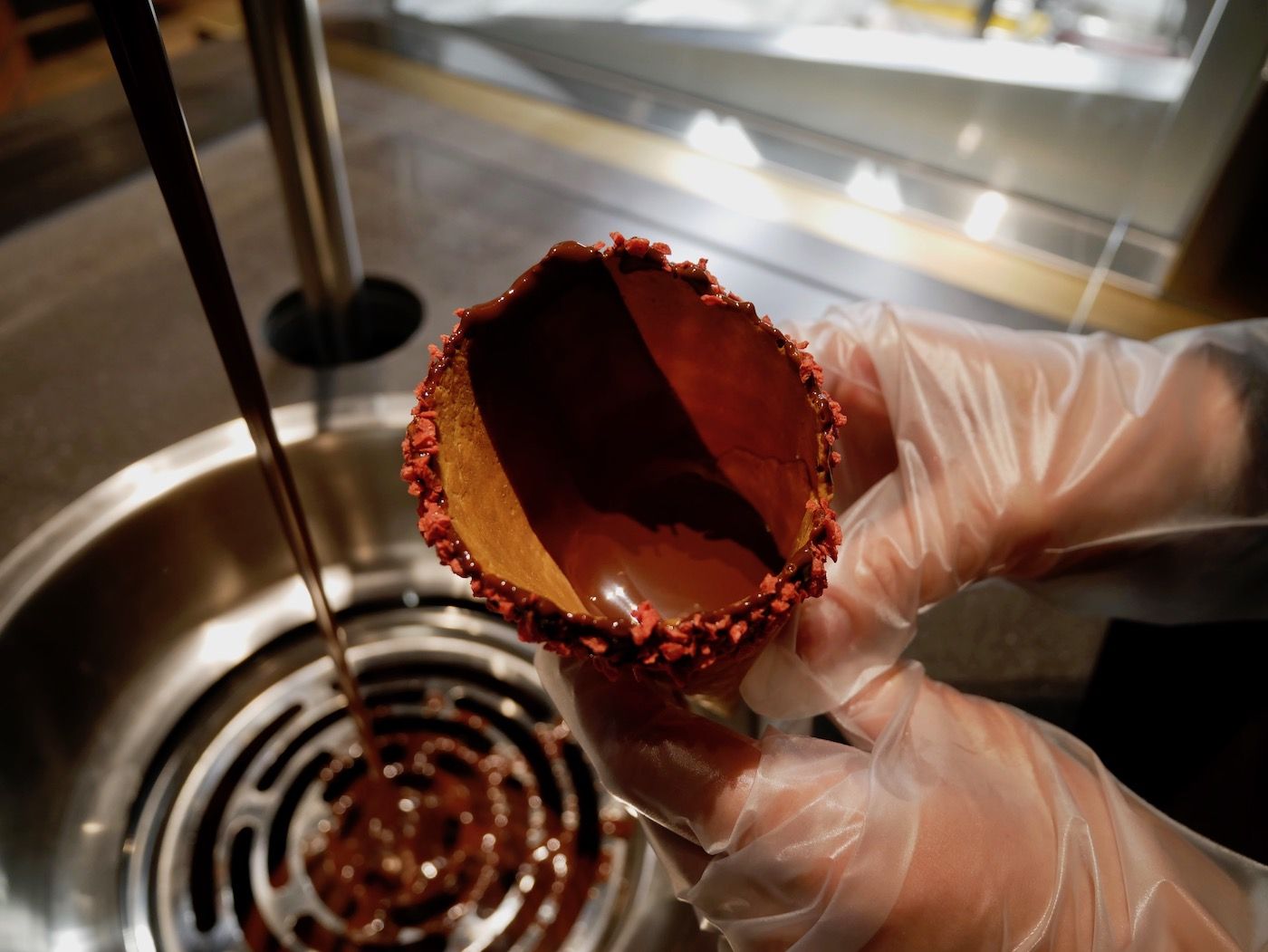 子供の頃に夢見た、蛇口からチョコレートが現実に……! ※撮影のために特別にカウンター内に入らせていただいています