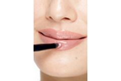 下唇の中央のみ、口紅を塗り重ねるとシワ消し&艶効果が生まれふっくら感がアップ。