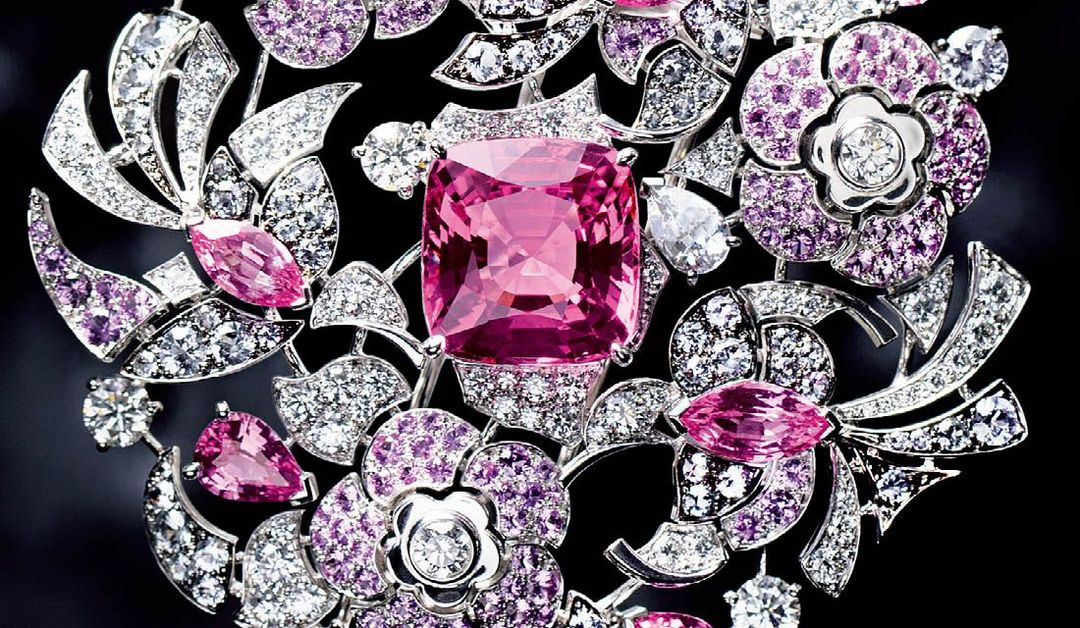 シャネルのピンクサファイヤのブローチ「ジャンヌ」 | Precious.jp