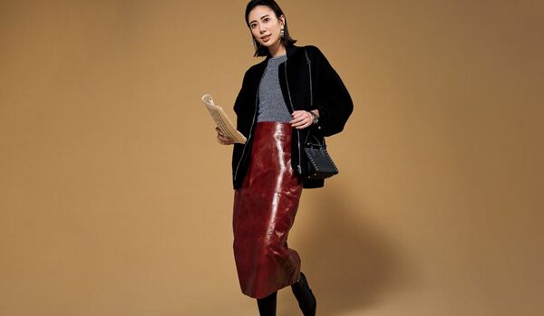 旅先でもシンプルに女性らしさを纏う「スカート派」の冬旅スタイル|合わせる色を選ばないボルドーを、旅の差し色に