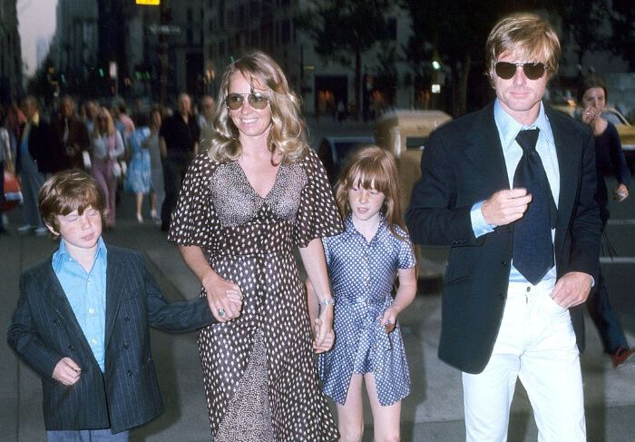 1969年 ニューヨークにて。左から、ジェームズ、当時の妻ローラ、シャウナ、ロバート・レッドフォード。